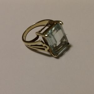 Gorgeous 10k Yellow Gold Aquamarine Ring